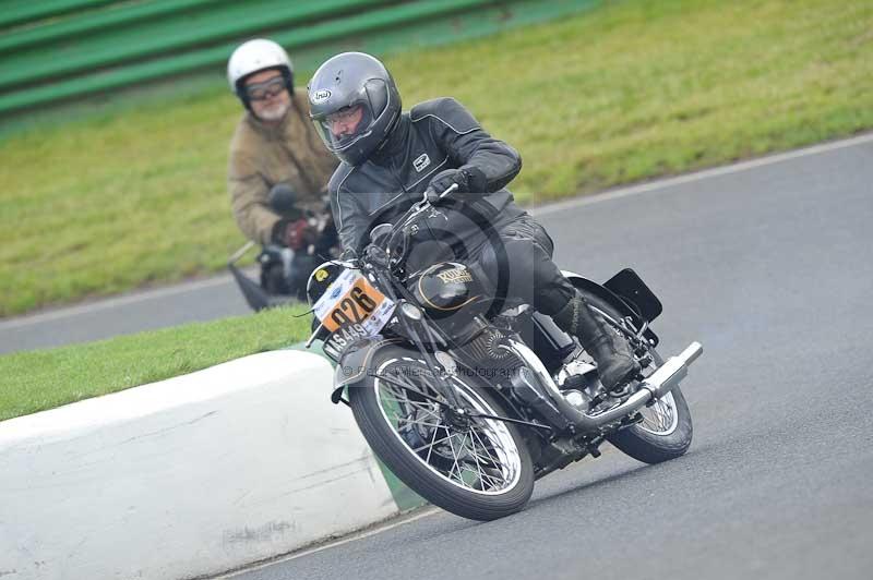 Mallory park Leicestershire;Mallory park photographs;Motorcycle action photographs;classic bikes;event digital images;eventdigitalimages;mallory park;no limits trackday;peter wileman photography;vintage bikes;vintage motorcycles;vmcc festival 1000 bikes