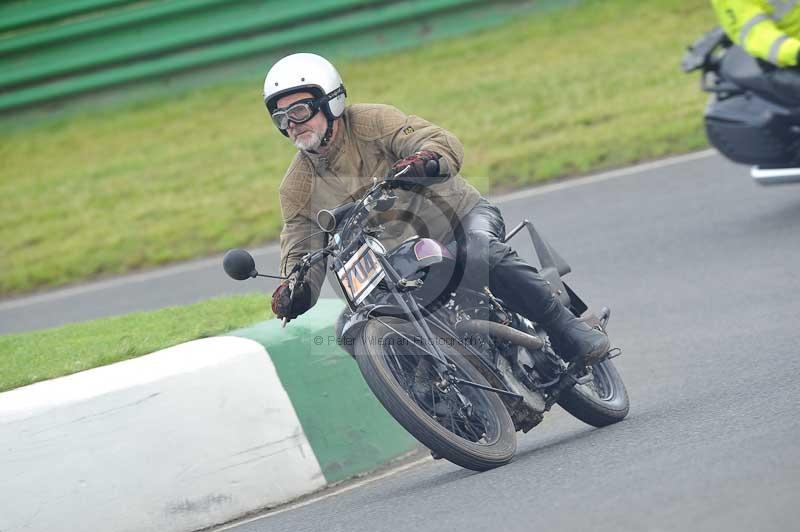 Mallory park Leicestershire;Mallory park photographs;Motorcycle action photographs;classic bikes;event digital images;eventdigitalimages;mallory park;no limits trackday;peter wileman photography;vintage bikes;vintage motorcycles;vmcc festival 1000 bikes