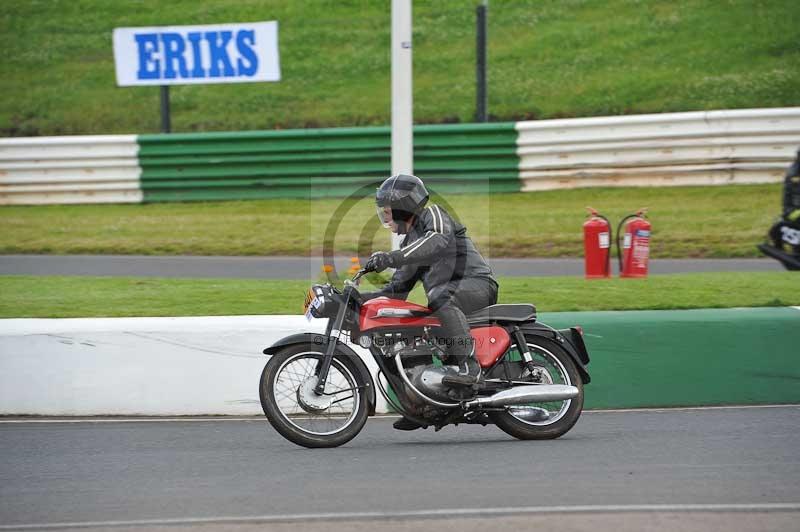 Mallory park Leicestershire;Mallory park photographs;Motorcycle action photographs;classic bikes;event digital images;eventdigitalimages;mallory park;no limits trackday;peter wileman photography;vintage bikes;vintage motorcycles;vmcc festival 1000 bikes