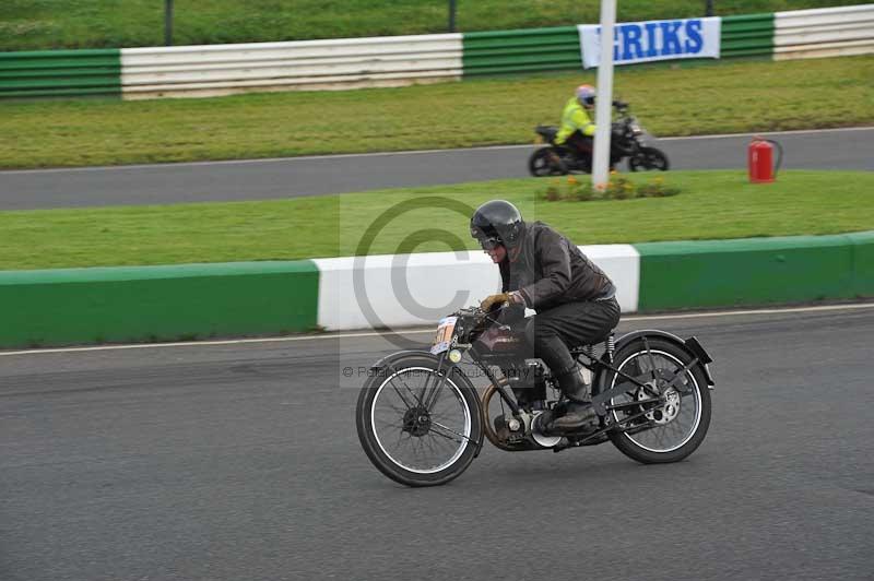 Mallory park Leicestershire;Mallory park photographs;Motorcycle action photographs;classic bikes;event digital images;eventdigitalimages;mallory park;no limits trackday;peter wileman photography;vintage bikes;vintage motorcycles;vmcc festival 1000 bikes