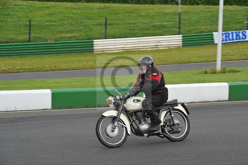 Mallory park Leicestershire;Mallory park photographs;Motorcycle action photographs;classic bikes;event digital images;eventdigitalimages;mallory park;no limits trackday;peter wileman photography;vintage bikes;vintage motorcycles;vmcc festival 1000 bikes