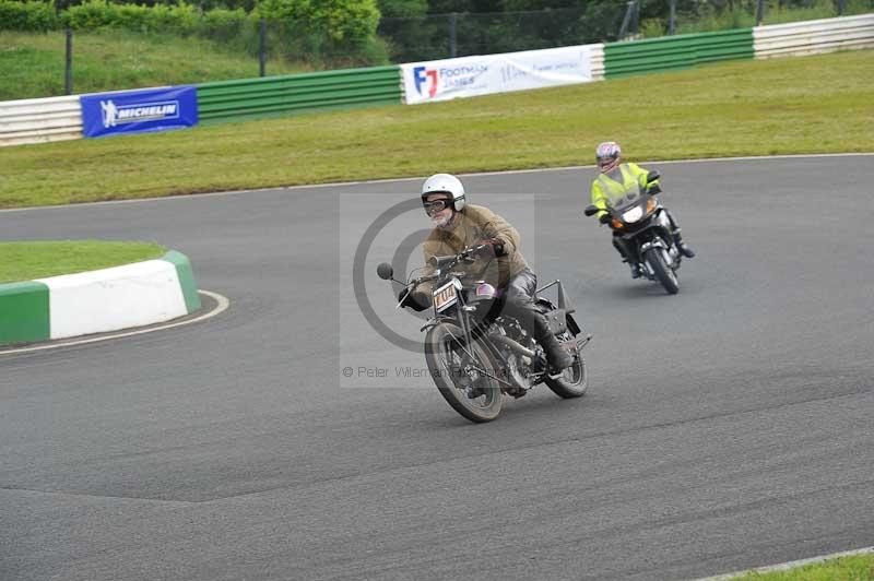 Mallory park Leicestershire;Mallory park photographs;Motorcycle action photographs;classic bikes;event digital images;eventdigitalimages;mallory park;no limits trackday;peter wileman photography;vintage bikes;vintage motorcycles;vmcc festival 1000 bikes