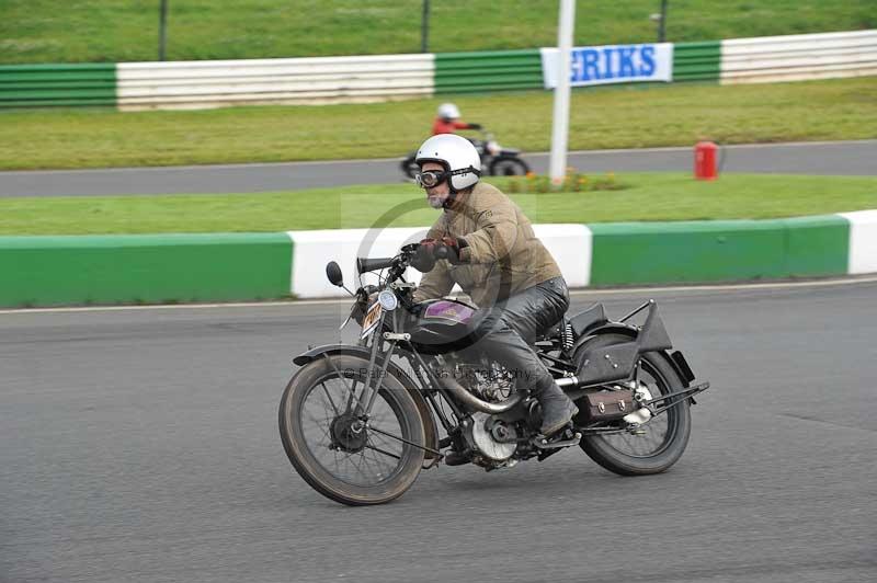 Mallory park Leicestershire;Mallory park photographs;Motorcycle action photographs;classic bikes;event digital images;eventdigitalimages;mallory park;no limits trackday;peter wileman photography;vintage bikes;vintage motorcycles;vmcc festival 1000 bikes