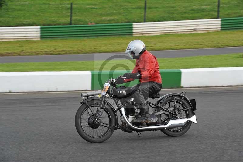 Mallory park Leicestershire;Mallory park photographs;Motorcycle action photographs;classic bikes;event digital images;eventdigitalimages;mallory park;no limits trackday;peter wileman photography;vintage bikes;vintage motorcycles;vmcc festival 1000 bikes