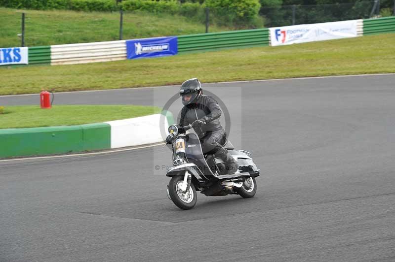 Mallory park Leicestershire;Mallory park photographs;Motorcycle action photographs;classic bikes;event digital images;eventdigitalimages;mallory park;no limits trackday;peter wileman photography;vintage bikes;vintage motorcycles;vmcc festival 1000 bikes