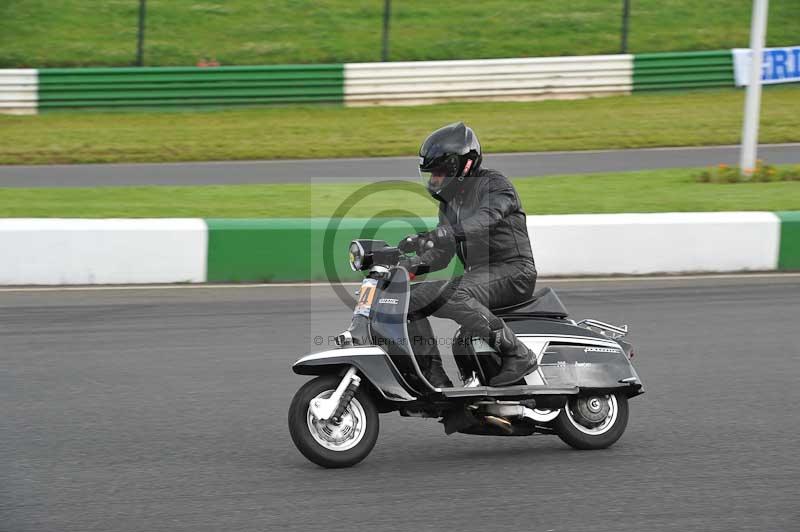 Mallory park Leicestershire;Mallory park photographs;Motorcycle action photographs;classic bikes;event digital images;eventdigitalimages;mallory park;no limits trackday;peter wileman photography;vintage bikes;vintage motorcycles;vmcc festival 1000 bikes