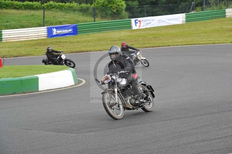 Mallory park Leicestershire;Mallory park photographs;Motorcycle action photographs;classic bikes;event digital images;eventdigitalimages;mallory park;no limits trackday;peter wileman photography;vintage bikes;vintage motorcycles;vmcc festival 1000 bikes