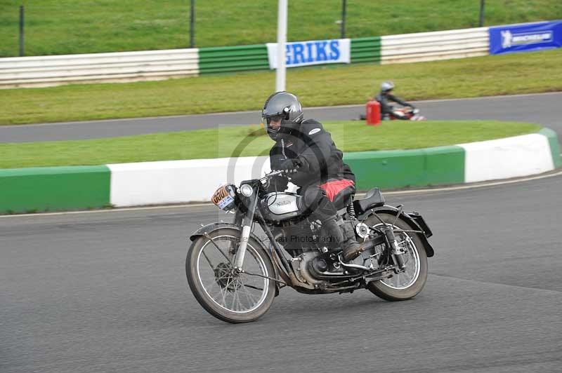 Mallory park Leicestershire;Mallory park photographs;Motorcycle action photographs;classic bikes;event digital images;eventdigitalimages;mallory park;no limits trackday;peter wileman photography;vintage bikes;vintage motorcycles;vmcc festival 1000 bikes