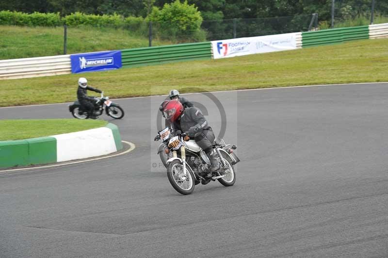 Mallory park Leicestershire;Mallory park photographs;Motorcycle action photographs;classic bikes;event digital images;eventdigitalimages;mallory park;no limits trackday;peter wileman photography;vintage bikes;vintage motorcycles;vmcc festival 1000 bikes