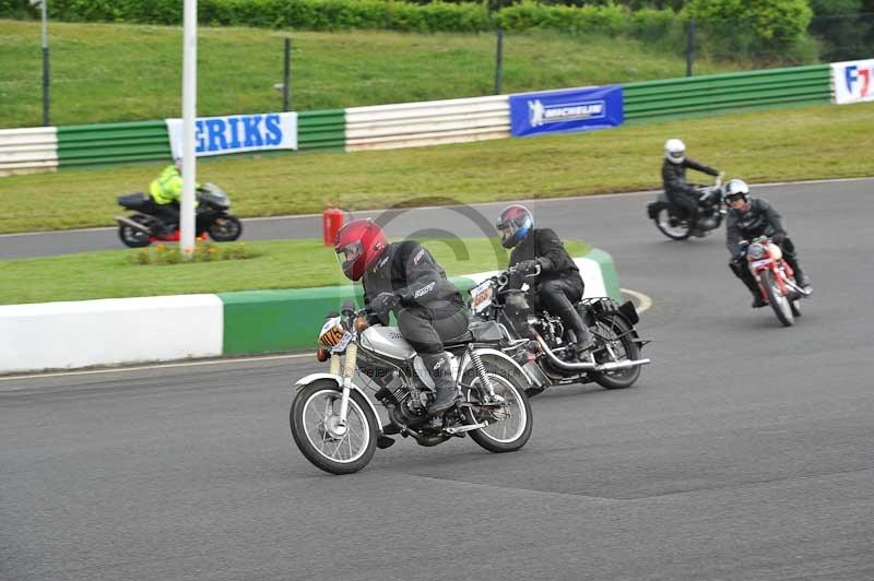 Mallory park Leicestershire;Mallory park photographs;Motorcycle action photographs;classic bikes;event digital images;eventdigitalimages;mallory park;no limits trackday;peter wileman photography;vintage bikes;vintage motorcycles;vmcc festival 1000 bikes