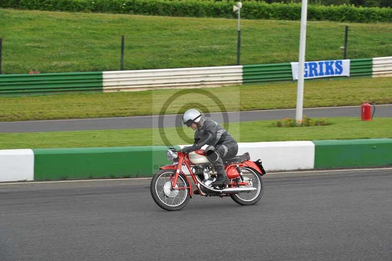 Mallory park Leicestershire;Mallory park photographs;Motorcycle action photographs;classic bikes;event digital images;eventdigitalimages;mallory park;no limits trackday;peter wileman photography;vintage bikes;vintage motorcycles;vmcc festival 1000 bikes
