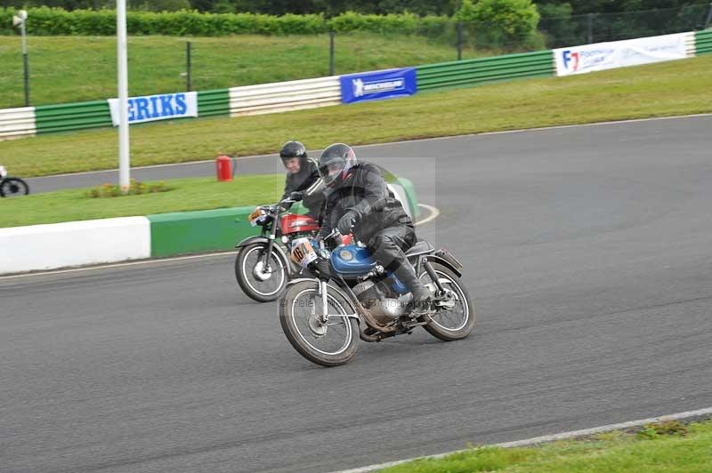 Mallory park Leicestershire;Mallory park photographs;Motorcycle action photographs;classic bikes;event digital images;eventdigitalimages;mallory park;no limits trackday;peter wileman photography;vintage bikes;vintage motorcycles;vmcc festival 1000 bikes