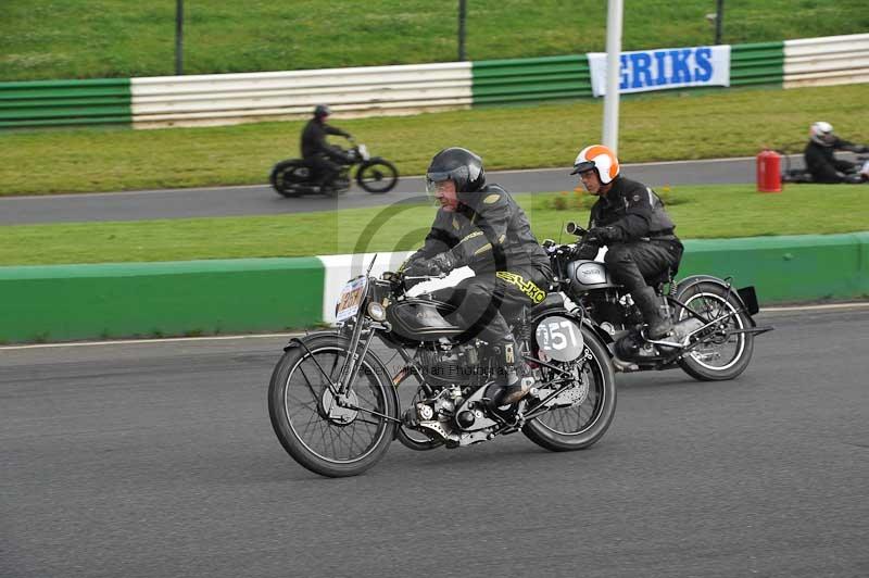 Mallory park Leicestershire;Mallory park photographs;Motorcycle action photographs;classic bikes;event digital images;eventdigitalimages;mallory park;no limits trackday;peter wileman photography;vintage bikes;vintage motorcycles;vmcc festival 1000 bikes