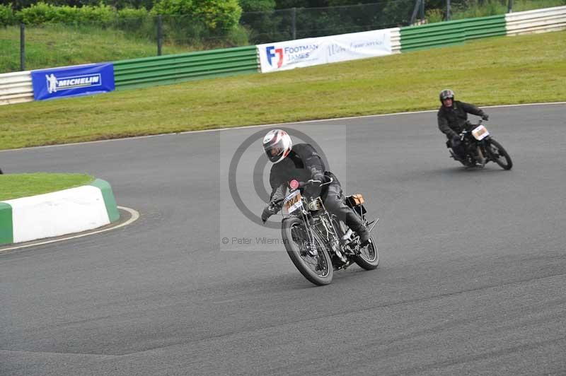 Mallory park Leicestershire;Mallory park photographs;Motorcycle action photographs;classic bikes;event digital images;eventdigitalimages;mallory park;no limits trackday;peter wileman photography;vintage bikes;vintage motorcycles;vmcc festival 1000 bikes