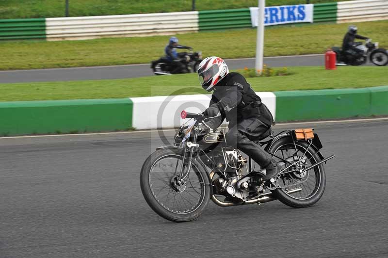 Mallory park Leicestershire;Mallory park photographs;Motorcycle action photographs;classic bikes;event digital images;eventdigitalimages;mallory park;no limits trackday;peter wileman photography;vintage bikes;vintage motorcycles;vmcc festival 1000 bikes