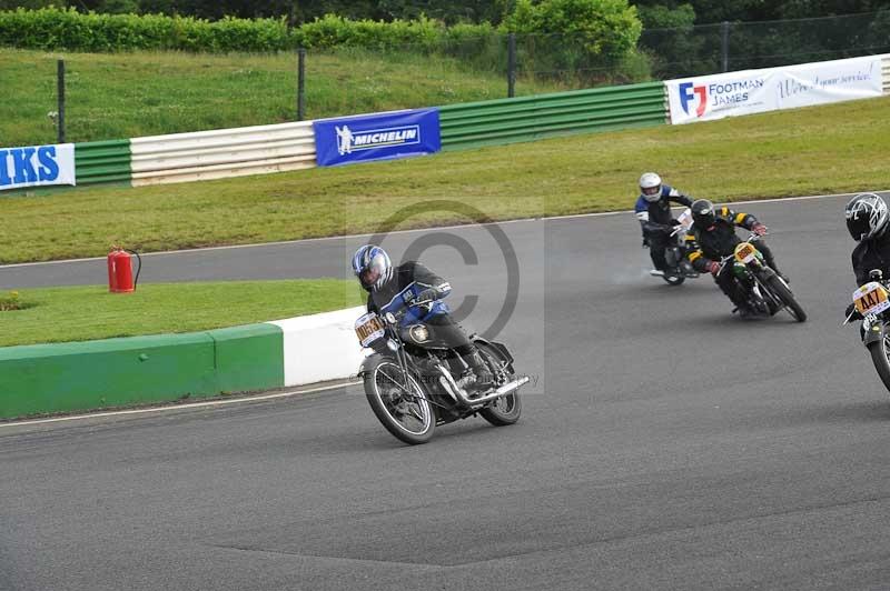 Mallory park Leicestershire;Mallory park photographs;Motorcycle action photographs;classic bikes;event digital images;eventdigitalimages;mallory park;no limits trackday;peter wileman photography;vintage bikes;vintage motorcycles;vmcc festival 1000 bikes