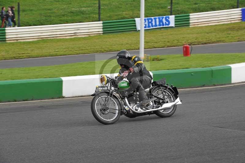 Mallory park Leicestershire;Mallory park photographs;Motorcycle action photographs;classic bikes;event digital images;eventdigitalimages;mallory park;no limits trackday;peter wileman photography;vintage bikes;vintage motorcycles;vmcc festival 1000 bikes