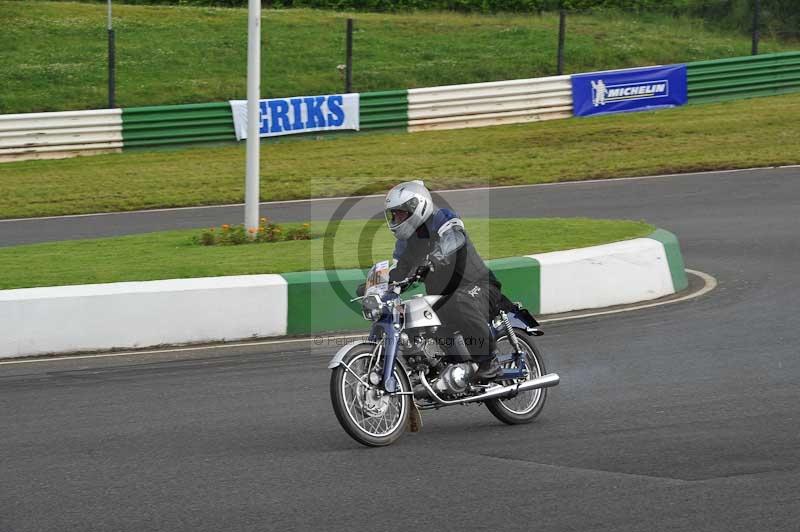 Mallory park Leicestershire;Mallory park photographs;Motorcycle action photographs;classic bikes;event digital images;eventdigitalimages;mallory park;no limits trackday;peter wileman photography;vintage bikes;vintage motorcycles;vmcc festival 1000 bikes