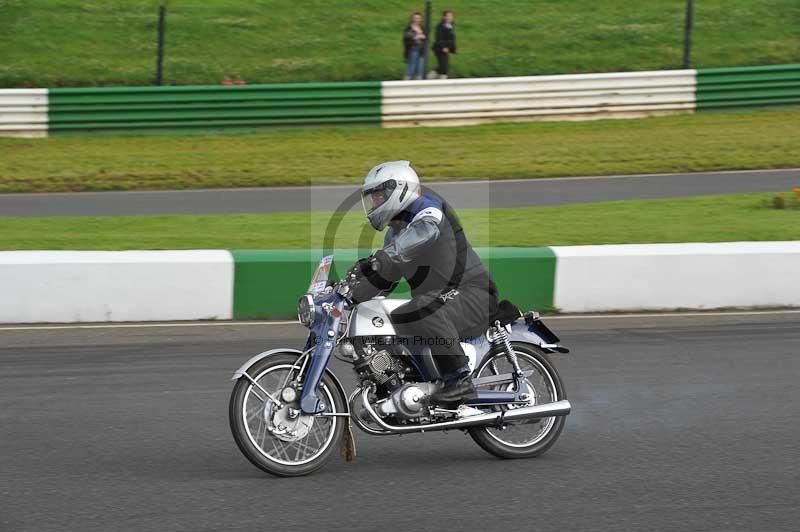 Mallory park Leicestershire;Mallory park photographs;Motorcycle action photographs;classic bikes;event digital images;eventdigitalimages;mallory park;no limits trackday;peter wileman photography;vintage bikes;vintage motorcycles;vmcc festival 1000 bikes