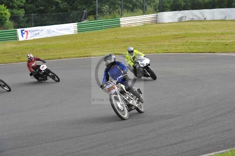 Mallory park Leicestershire;Mallory park photographs;Motorcycle action photographs;classic bikes;event digital images;eventdigitalimages;mallory park;no limits trackday;peter wileman photography;vintage bikes;vintage motorcycles;vmcc festival 1000 bikes