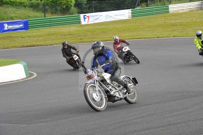Mallory park Leicestershire;Mallory park photographs;Motorcycle action photographs;classic bikes;event digital images;eventdigitalimages;mallory park;no limits trackday;peter wileman photography;vintage bikes;vintage motorcycles;vmcc festival 1000 bikes