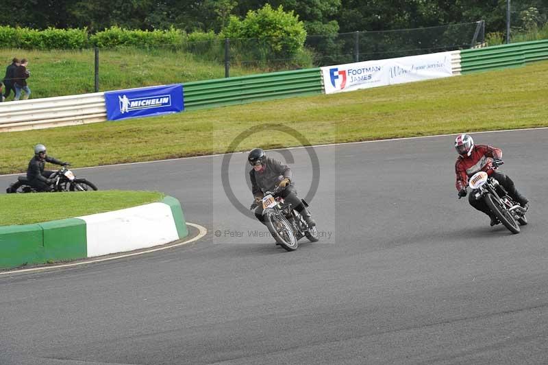 Mallory park Leicestershire;Mallory park photographs;Motorcycle action photographs;classic bikes;event digital images;eventdigitalimages;mallory park;no limits trackday;peter wileman photography;vintage bikes;vintage motorcycles;vmcc festival 1000 bikes