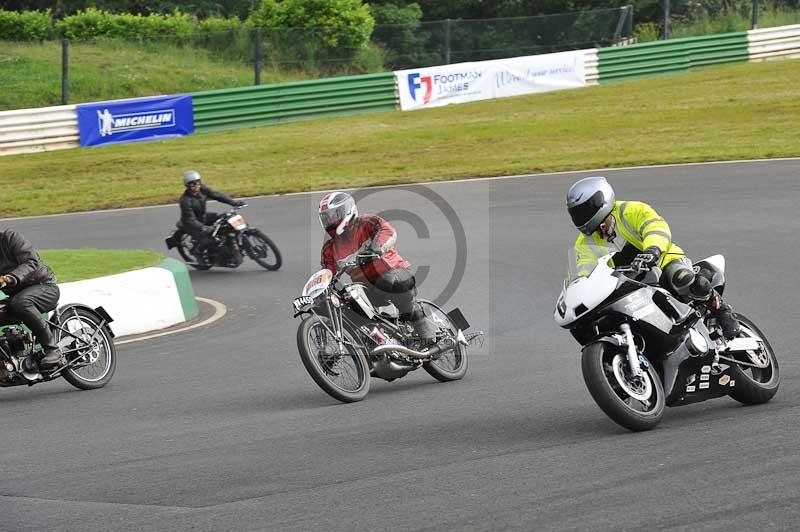 Mallory park Leicestershire;Mallory park photographs;Motorcycle action photographs;classic bikes;event digital images;eventdigitalimages;mallory park;no limits trackday;peter wileman photography;vintage bikes;vintage motorcycles;vmcc festival 1000 bikes