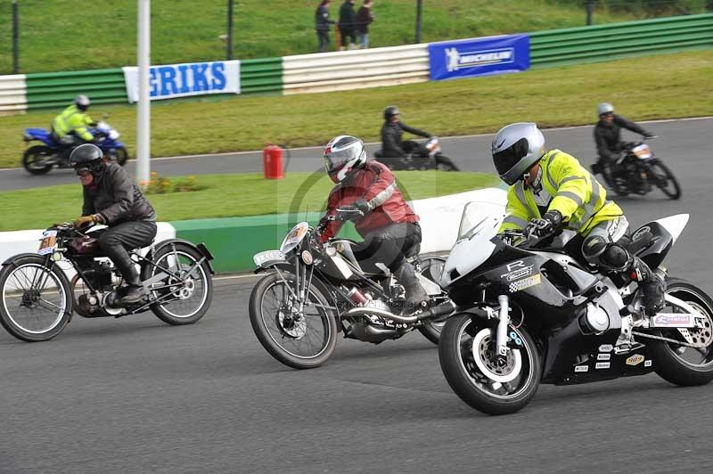 Mallory park Leicestershire;Mallory park photographs;Motorcycle action photographs;classic bikes;event digital images;eventdigitalimages;mallory park;no limits trackday;peter wileman photography;vintage bikes;vintage motorcycles;vmcc festival 1000 bikes