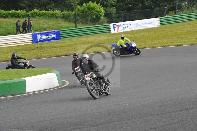 Mallory park Leicestershire;Mallory park photographs;Motorcycle action photographs;classic bikes;event digital images;eventdigitalimages;mallory park;no limits trackday;peter wileman photography;vintage bikes;vintage motorcycles;vmcc festival 1000 bikes