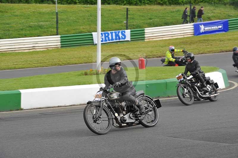 Mallory park Leicestershire;Mallory park photographs;Motorcycle action photographs;classic bikes;event digital images;eventdigitalimages;mallory park;no limits trackday;peter wileman photography;vintage bikes;vintage motorcycles;vmcc festival 1000 bikes