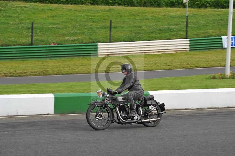 Mallory park Leicestershire;Mallory park photographs;Motorcycle action photographs;classic bikes;event digital images;eventdigitalimages;mallory park;no limits trackday;peter wileman photography;vintage bikes;vintage motorcycles;vmcc festival 1000 bikes