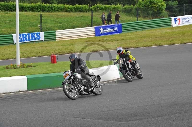 Mallory park Leicestershire;Mallory park photographs;Motorcycle action photographs;classic bikes;event digital images;eventdigitalimages;mallory park;no limits trackday;peter wileman photography;vintage bikes;vintage motorcycles;vmcc festival 1000 bikes