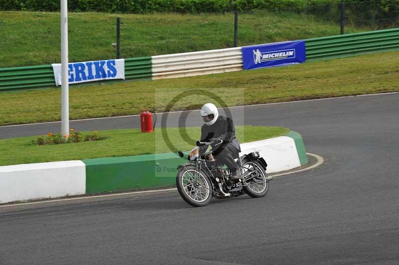 Mallory park Leicestershire;Mallory park photographs;Motorcycle action photographs;classic bikes;event digital images;eventdigitalimages;mallory park;no limits trackday;peter wileman photography;vintage bikes;vintage motorcycles;vmcc festival 1000 bikes