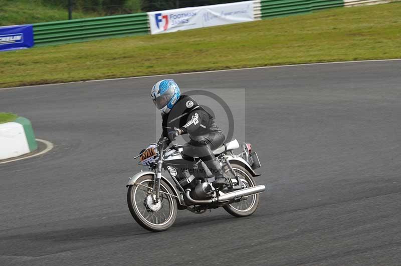 Mallory park Leicestershire;Mallory park photographs;Motorcycle action photographs;classic bikes;event digital images;eventdigitalimages;mallory park;no limits trackday;peter wileman photography;vintage bikes;vintage motorcycles;vmcc festival 1000 bikes