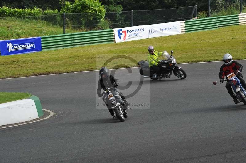 Mallory park Leicestershire;Mallory park photographs;Motorcycle action photographs;classic bikes;event digital images;eventdigitalimages;mallory park;no limits trackday;peter wileman photography;vintage bikes;vintage motorcycles;vmcc festival 1000 bikes