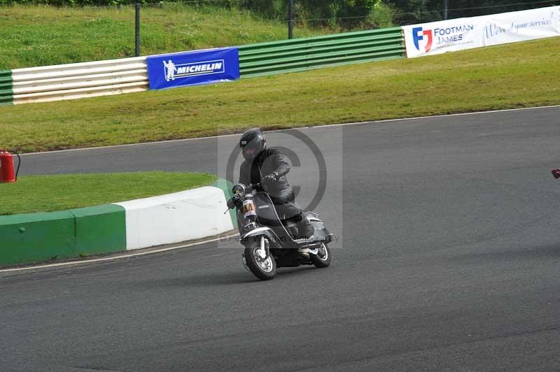 Mallory park Leicestershire;Mallory park photographs;Motorcycle action photographs;classic bikes;event digital images;eventdigitalimages;mallory park;no limits trackday;peter wileman photography;vintage bikes;vintage motorcycles;vmcc festival 1000 bikes