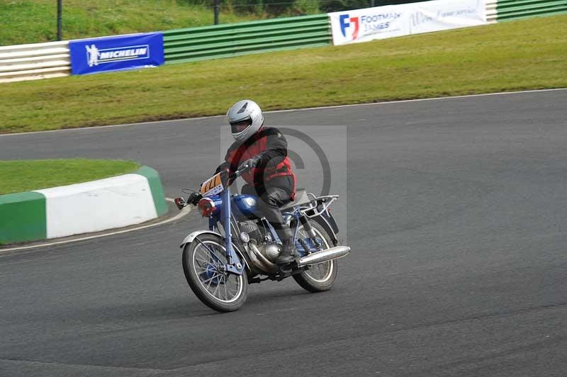 Mallory park Leicestershire;Mallory park photographs;Motorcycle action photographs;classic bikes;event digital images;eventdigitalimages;mallory park;no limits trackday;peter wileman photography;vintage bikes;vintage motorcycles;vmcc festival 1000 bikes