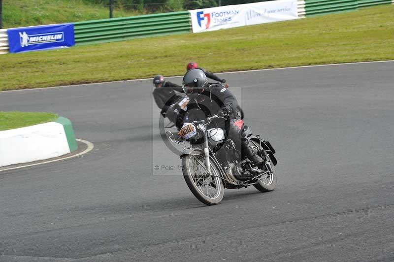 Mallory park Leicestershire;Mallory park photographs;Motorcycle action photographs;classic bikes;event digital images;eventdigitalimages;mallory park;no limits trackday;peter wileman photography;vintage bikes;vintage motorcycles;vmcc festival 1000 bikes