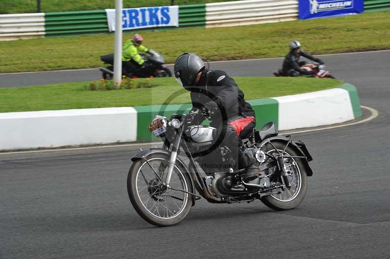 Mallory park Leicestershire;Mallory park photographs;Motorcycle action photographs;classic bikes;event digital images;eventdigitalimages;mallory park;no limits trackday;peter wileman photography;vintage bikes;vintage motorcycles;vmcc festival 1000 bikes