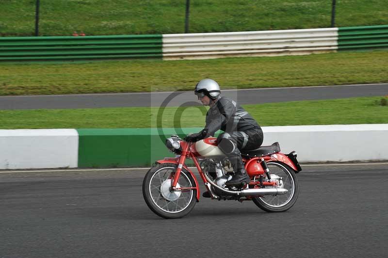 Mallory park Leicestershire;Mallory park photographs;Motorcycle action photographs;classic bikes;event digital images;eventdigitalimages;mallory park;no limits trackday;peter wileman photography;vintage bikes;vintage motorcycles;vmcc festival 1000 bikes
