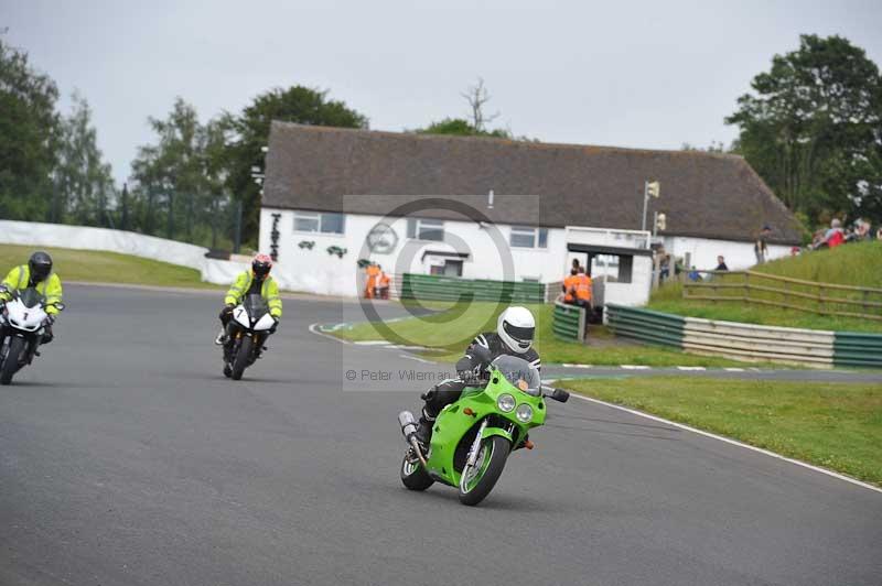 Mallory park Leicestershire;Mallory park photographs;Motorcycle action photographs;classic bikes;event digital images;eventdigitalimages;mallory park;no limits trackday;peter wileman photography;vintage bikes;vintage motorcycles;vmcc festival 1000 bikes