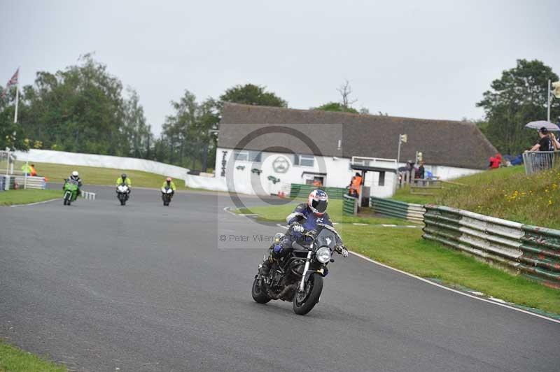Mallory park Leicestershire;Mallory park photographs;Motorcycle action photographs;classic bikes;event digital images;eventdigitalimages;mallory park;no limits trackday;peter wileman photography;vintage bikes;vintage motorcycles;vmcc festival 1000 bikes