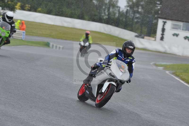 Mallory park Leicestershire;Mallory park photographs;Motorcycle action photographs;classic bikes;event digital images;eventdigitalimages;mallory park;no limits trackday;peter wileman photography;vintage bikes;vintage motorcycles;vmcc festival 1000 bikes