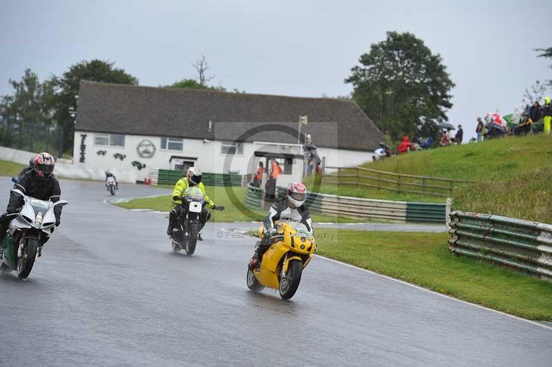 Mallory park Leicestershire;Mallory park photographs;Motorcycle action photographs;classic bikes;event digital images;eventdigitalimages;mallory park;no limits trackday;peter wileman photography;vintage bikes;vintage motorcycles;vmcc festival 1000 bikes