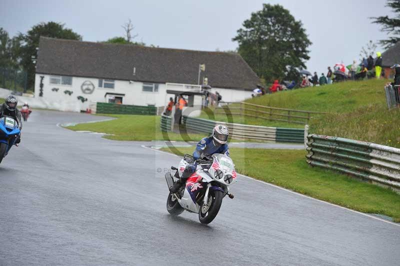 Mallory park Leicestershire;Mallory park photographs;Motorcycle action photographs;classic bikes;event digital images;eventdigitalimages;mallory park;no limits trackday;peter wileman photography;vintage bikes;vintage motorcycles;vmcc festival 1000 bikes
