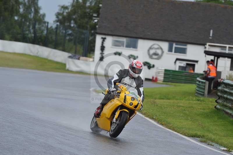 Mallory park Leicestershire;Mallory park photographs;Motorcycle action photographs;classic bikes;event digital images;eventdigitalimages;mallory park;no limits trackday;peter wileman photography;vintage bikes;vintage motorcycles;vmcc festival 1000 bikes