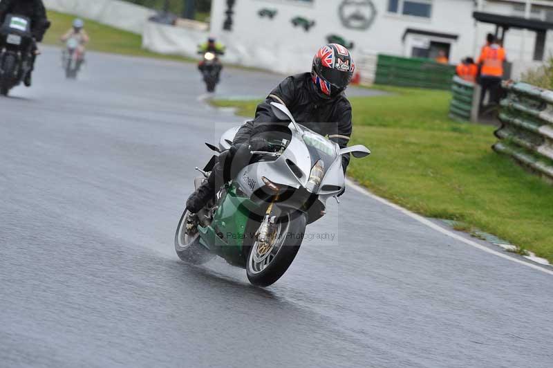 Mallory park Leicestershire;Mallory park photographs;Motorcycle action photographs;classic bikes;event digital images;eventdigitalimages;mallory park;no limits trackday;peter wileman photography;vintage bikes;vintage motorcycles;vmcc festival 1000 bikes