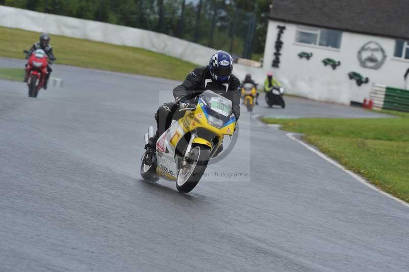 Mallory park Leicestershire;Mallory park photographs;Motorcycle action photographs;classic bikes;event digital images;eventdigitalimages;mallory park;no limits trackday;peter wileman photography;vintage bikes;vintage motorcycles;vmcc festival 1000 bikes