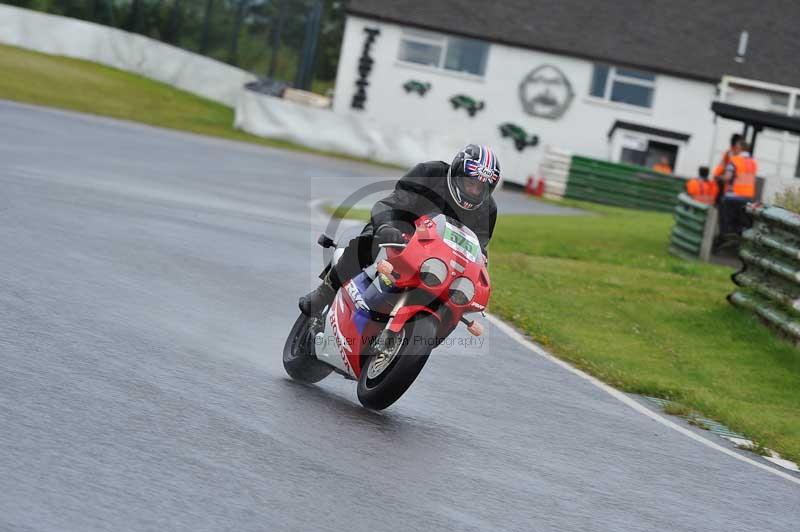 Mallory park Leicestershire;Mallory park photographs;Motorcycle action photographs;classic bikes;event digital images;eventdigitalimages;mallory park;no limits trackday;peter wileman photography;vintage bikes;vintage motorcycles;vmcc festival 1000 bikes