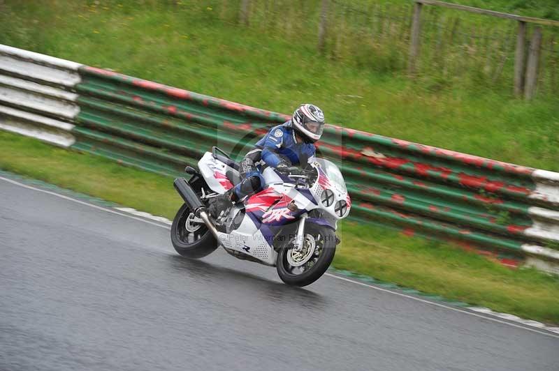 Mallory park Leicestershire;Mallory park photographs;Motorcycle action photographs;classic bikes;event digital images;eventdigitalimages;mallory park;no limits trackday;peter wileman photography;vintage bikes;vintage motorcycles;vmcc festival 1000 bikes